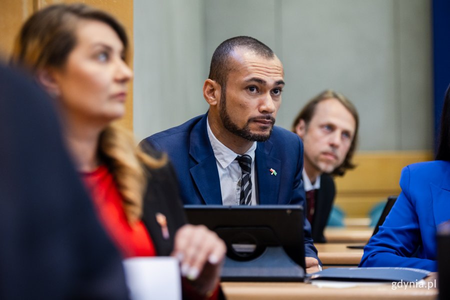 Od lewej: Monika Strzałkowska, Marcus da Silva de Oliveira i Łukasz Piesiewicz, radni Gdyni, podczas I sesji Rady Miasta Gdyni IX kadencji 