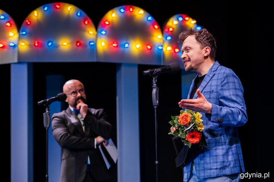 Przy mikrofonie aktor Piotr Rogalski 