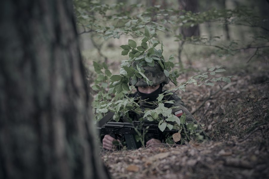 Żołnierz w kamuflażu z karabinem w ręku // fot. Marynarka Wojenna RP /  3. Flotylla Okrętów