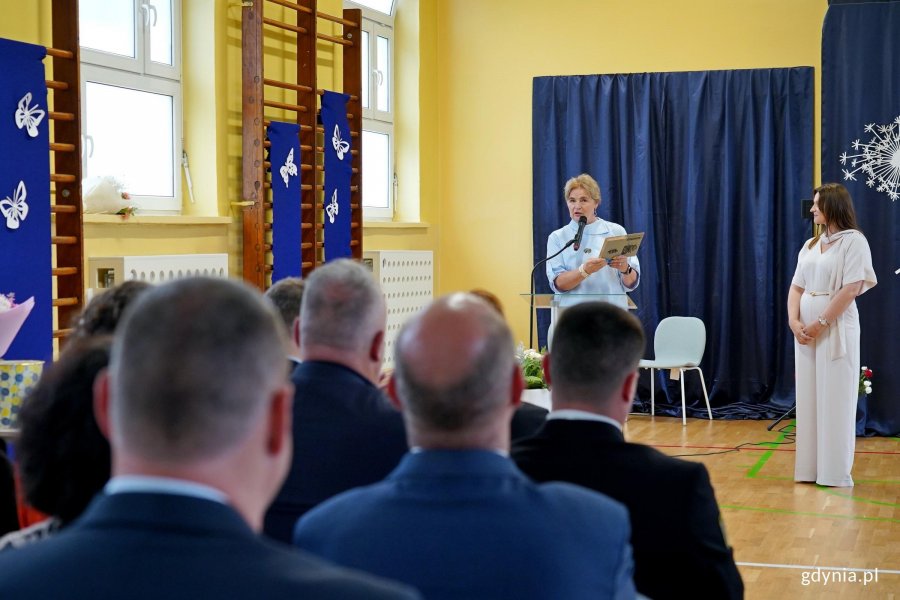 Radna miasta Teresa Bysewska przemawiająca podczas uroczystości z okazji 90-lecia SP nr 11 