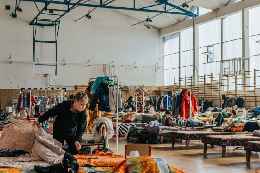 Sala gimnastyczna z łóżkami przygotowanymi dla uchodźców