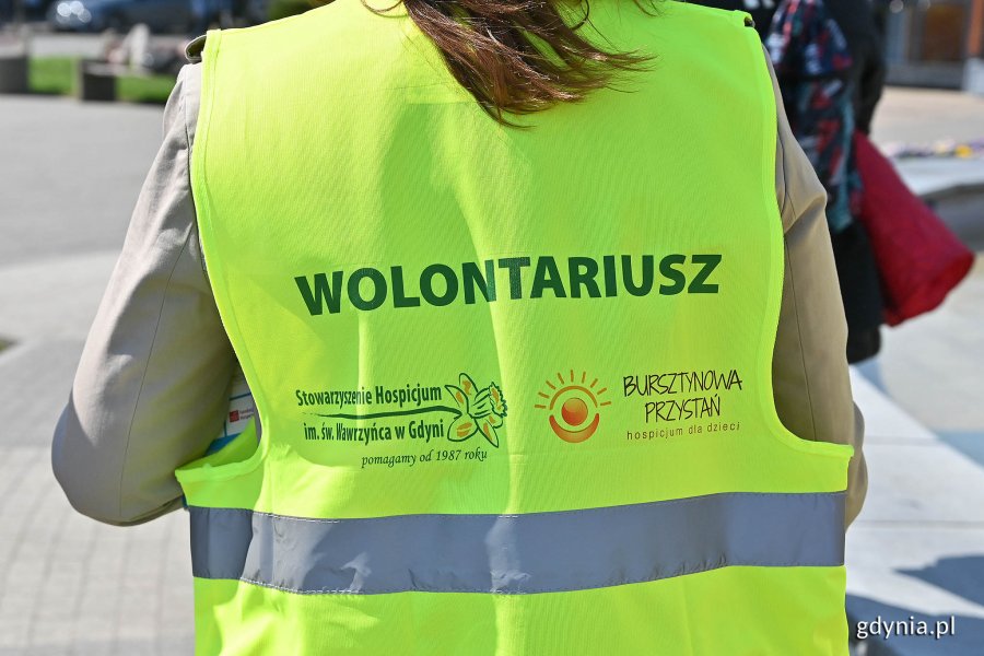 Odblaskowa kamizelka z napisem: wolontariusz, Stowarzyszenie Hospicjum im. św. Wawrzyńca w Gdyni z domem hospicyjnym dla dzieci „Bursztynowa Przystań”