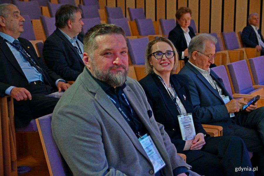 Od lewej: Tadeusz Szemiot – przewodniczący Rady Miasta Gdyni, radna Agnieszka Tokarska i prof. Józef Modelski z Politechniki Warszawskiej podczas otwarcia konferencji (fot. Magdalena Czernek)