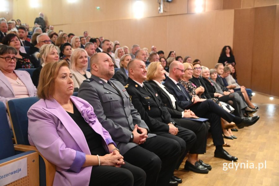Elegancko ubrane osoby siedzące na widowni