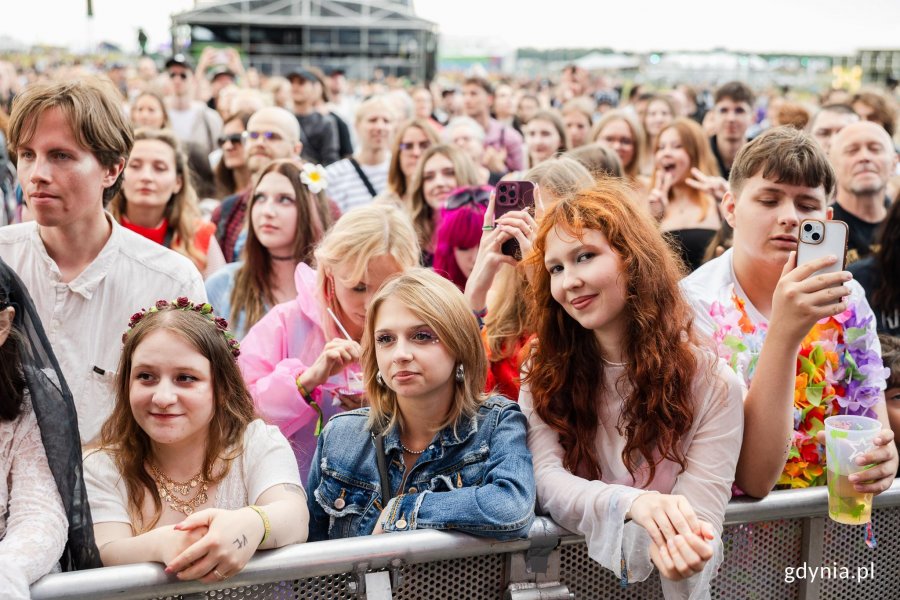 Uczestnicy festiwalu bawiący się przed sceną gł&oacute;wną 