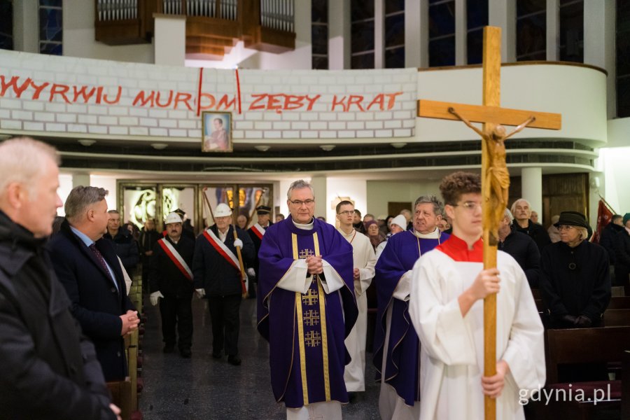 Uczestnicy uroczystości w kościele pw. Matki Bożej Nieustającej Pomocy i św. Piotra Rybaka