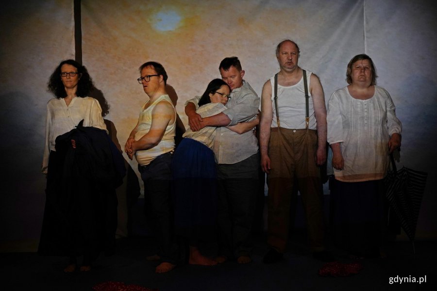 Zdjęcie z pr&oacute;by spektaklu &bdquo;Miasto moje '26&rdquo; Teatru Biuro Rzeczy Osobistych. Aktorzy w scenie zbiorowej 