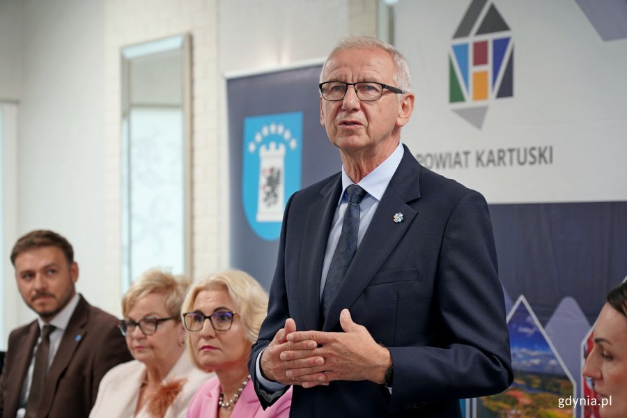 Starosta kartuski Bogdan Łapa przemawiający podczas podpisania umowy ws. finansowania i budowy łącznicy Obwodnicy Metropolii Tr&oacute;jmiejskiej 