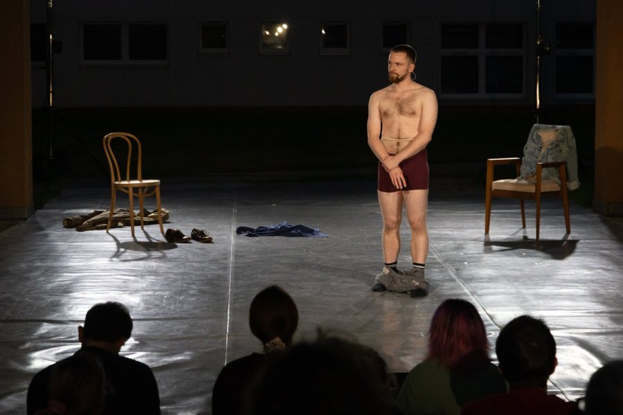Wojciech Furman podczas pokazu spektaklu &bdquo;Love and death, sex and illness&rdquo; na dziedzińcu Szkoły Podstawowej nr 42 w ramach festiwalu &bdquo;Pociąg do Miasta&rdquo;