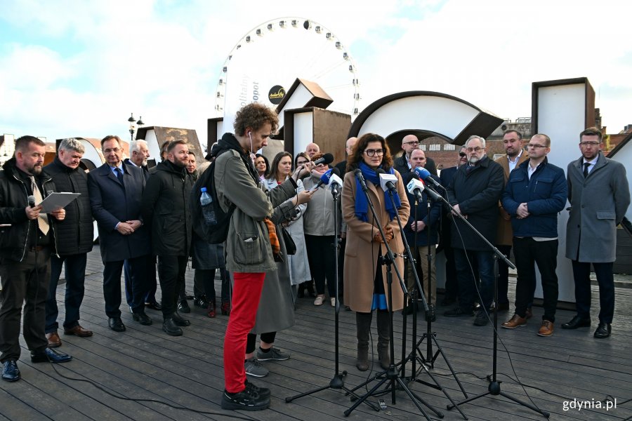 Parlamentarzyści i samorządowcy z Pomorza podczas briefingu na temat ustawy metropolitalnej