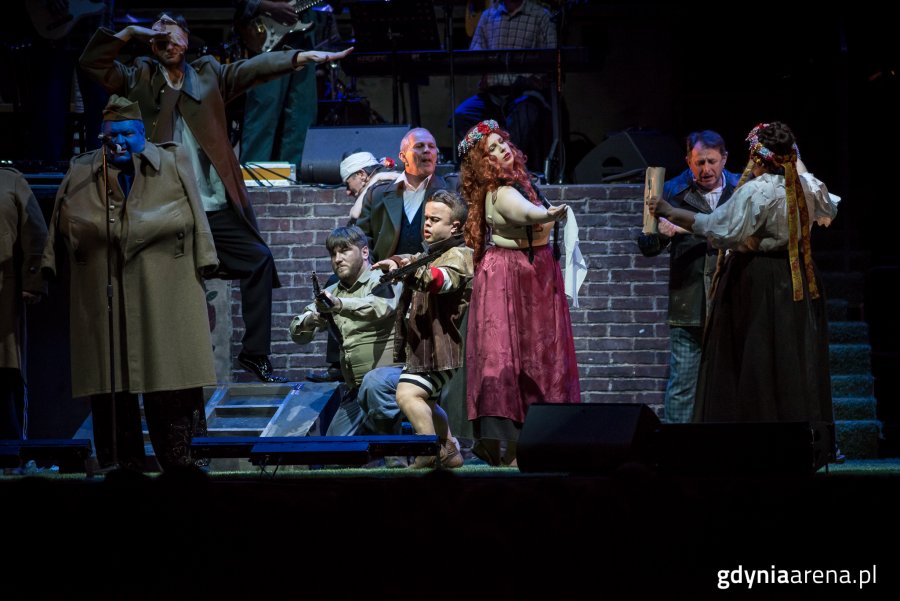 Aktorzy Teatru Śląskiego odgrywają scenę ze Skazanego na bluesa
