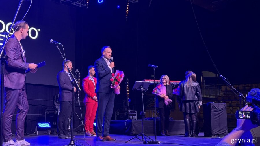 Na scenie m.in. wiceprezydent Tomasz Augustyniak, skarbnik miasta Honorata Krupka, Anna Melki, dyrektorka Gdyńskiego Centrum Zdrowia oraz przedstawiciele Cogito Med