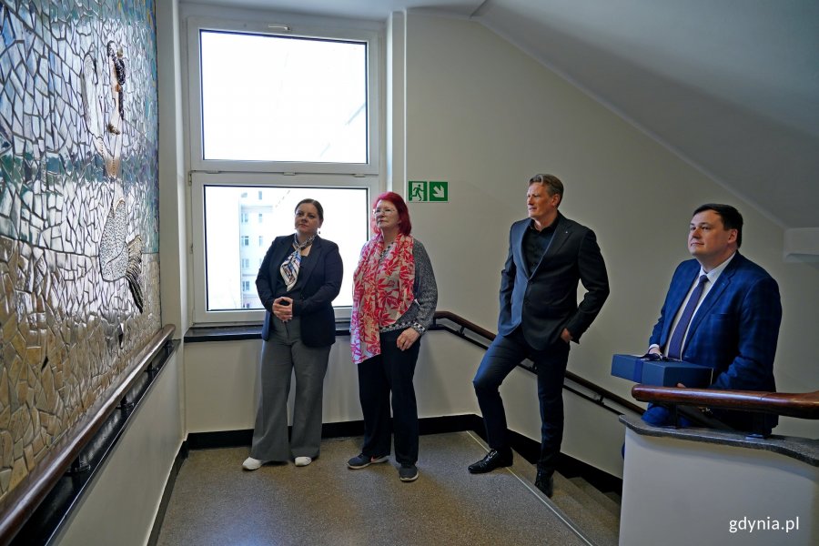 Prezydent Gdyni Aleksandra Kosiorek i Łukasz Kobus &ndash; sekretarz miasta i dyrektor generalny Urzędu Miasta Gdyni z dr Izabelą Fołtą - chirurg i autorką mozaik oraz Bartoszem Domańskim - prezesem zarządu Specjalistycznej Przychodni Lekarskiej &bdquo;Śr&oacute;dmieście&rdquo; podczas oglądania jednej z prac 