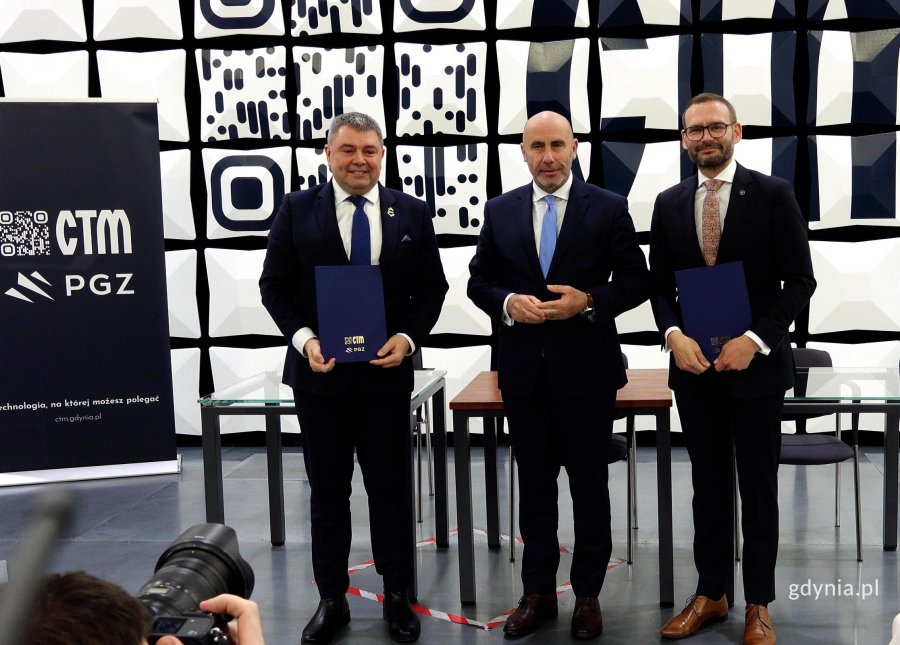 umowę inwestycyjną podpisali: Marcin Wiśniewski &ndash; prezes zarządu Ośrodka Badawczo-Rozwojowego Centrum Techniki Morskiej S.A.,&nbsp;Adam Leszkiewicz &ndash; Prezes Zarządu Polskiej Grupy Zbrojeniowej (PGZ) oraz&nbsp;Jan Grabowski &ndash; Wiceprezes Polskiej Grupy Zbrojeniowej S.A. (PGZ).