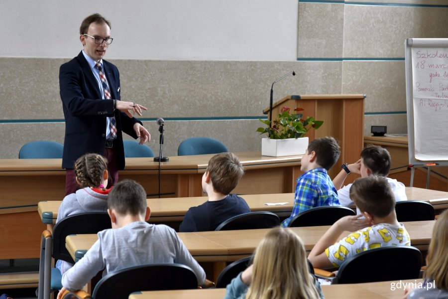 Radny Jakub Ubych opowiedział uczniom czym zajmuje się i jak pracuje Rada Miasta / fot. Paweł Kukla