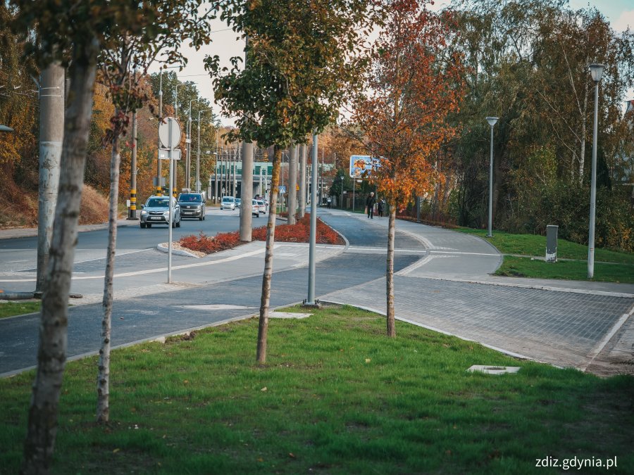 Rozbudowa ulicy Nowowiczlińskiej w Gdyni, ulica Nowowiczlińska, chodnik i droga dla rowerów// fot. M.Mielewski, ZDIZ Gdynia