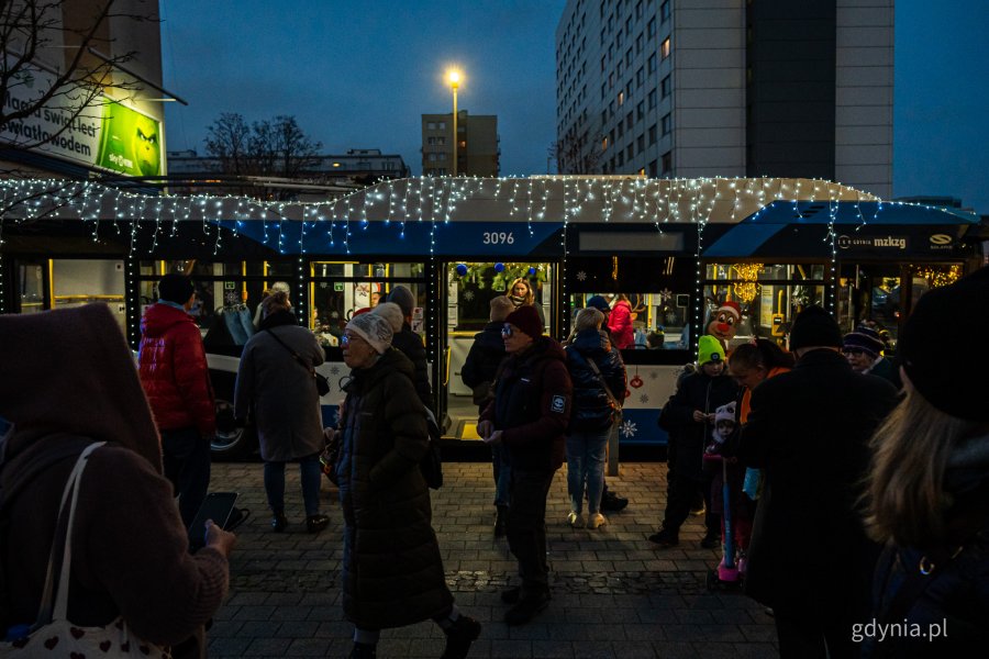 Mikołajkowy trolejbus od PKT na ul. Armii Krajowej podczas miejskiej imprezy mikołajkowej (fot. Kamil Złoch)