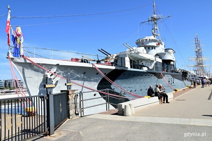 Okręt-muzeum ORP „Błyskawica” cumujący przy nabrzeżu Pomorskim otwarty do zwiedzania