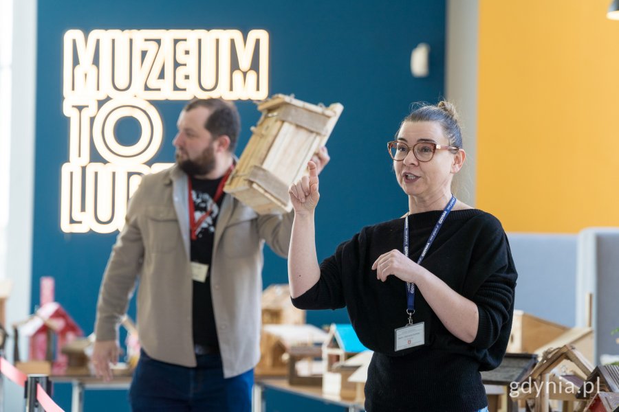 Organizatorzy demonstrują karmnik