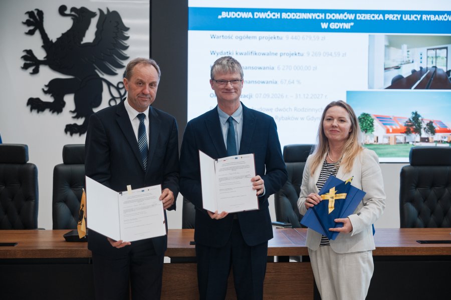 Podpisanie umowy na budowę dw&oacute;ch Rodzinnych Dom&oacute;w Dziecka na Babich Dołach, fot. Łukasz Tokarczyk / Biuro Prasowe UMWP