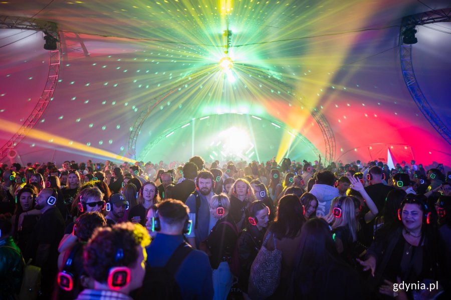 Uczestnicy Silent disco podczas festiwalu 