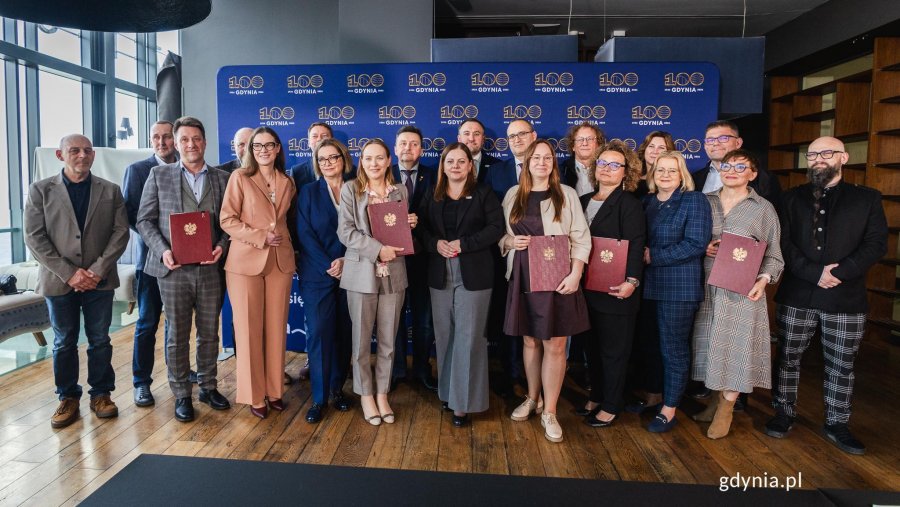 Troje ludzi, polityk&oacute;w. Dwie kobiety, jeden mężczyzna.