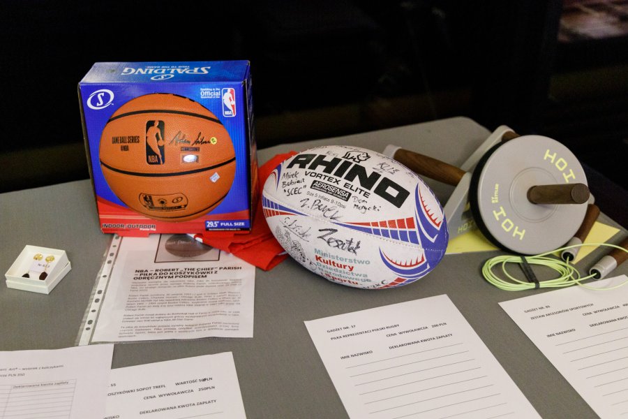 Fanty na licytację: piłki z autografami sportowców i przyrząd do ćwiczeń