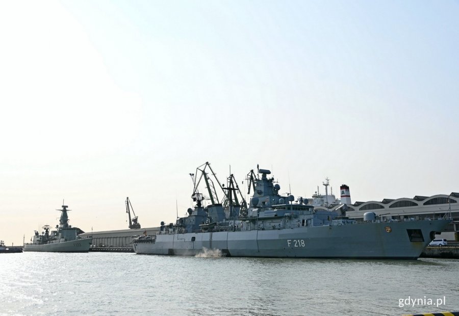 Niemiecka fregata FGS „Mecklenburg-Vorpommern” (z prawej) , (z lewej) portugalska fregata NRP „Bartolomeu Dias” przy nabrzeżu Francuskim w gdyńskim porcie // fot. Magdalena Czernek