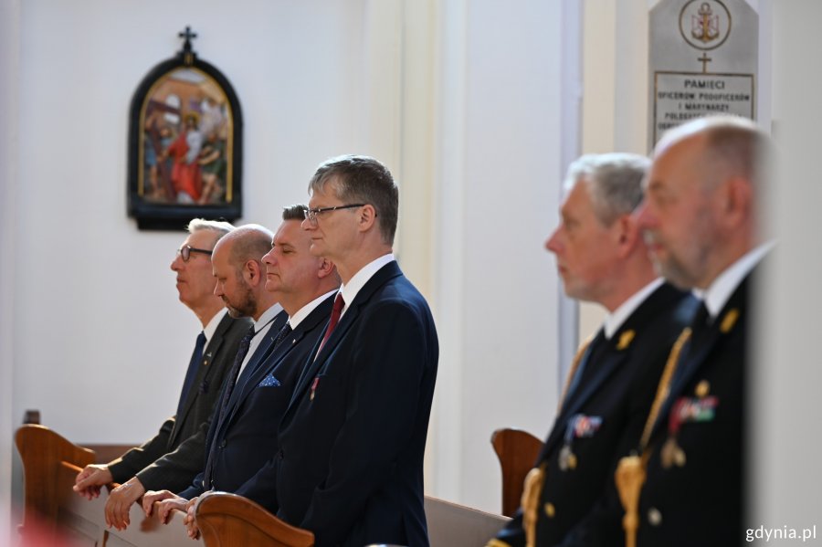  W mszy wzięli udział m.in.: kontradmirał Mirosław Jurkowlaniec, komandor Andrzej Ogrodnik, wiceprezydent Rafał Geremek, poseł Michał Kowalski i wiceprzewodniczący Rady Miasta Gdyni Ireneusz Trojanowicz