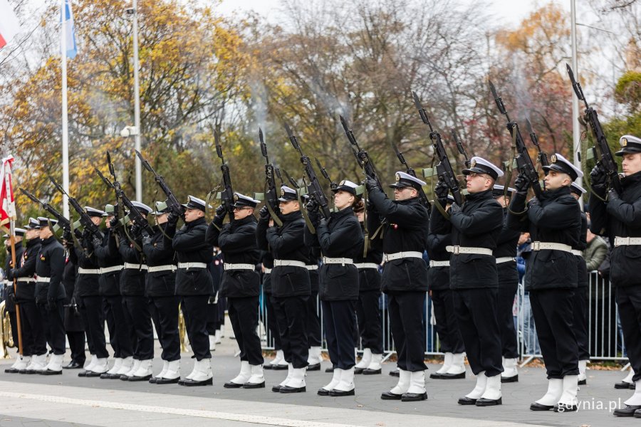 Marynarze wykonujący salwę honorową z okazji Narodowego Święta Niepodległości // fot. Karol Stańczak