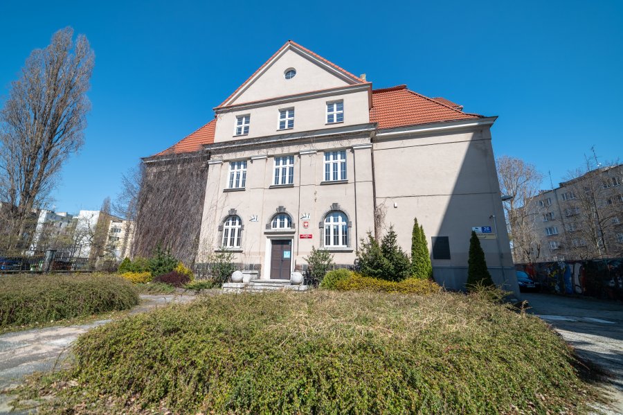 Budynek dawnej szkoły przy ul. 10 lutego zaadaptowany zostanie na potrzeby Centrum Nowoczesnego Seniora // fot. Laboratorium Innowacji Społecznych