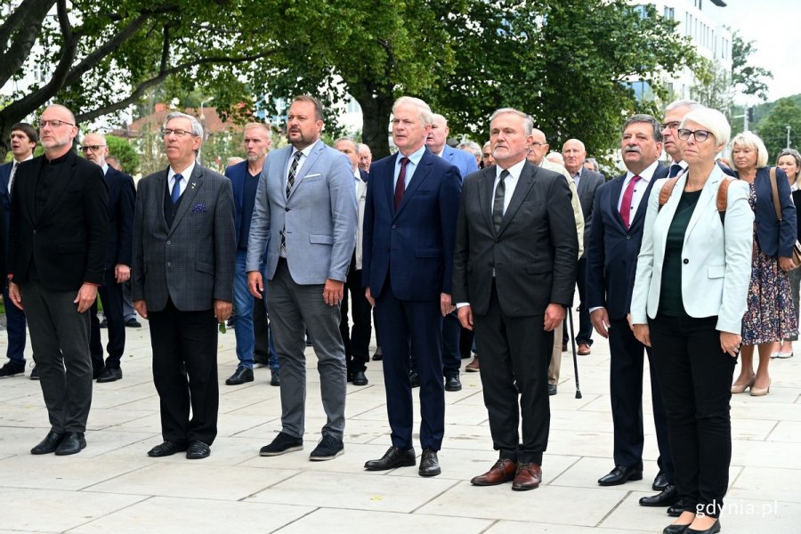 W uroczystościach przed pomnikiem Ofiar Grudnia 1970 roku na placu Wolnej Polski wzięli udział (od prawej): Joanna Zielińska - przewodnicząca Rady Miasta Gdyni, Krzysztof Dośla, przewodniczący zarządu regionu gdańskiego NSZZ „Solidarność”, poseł Janusz Śniadek, Wojciech Szczurek - prezydent Gdyni, senator Sławomir Rybicki, wiceprezydent Gdyni Marek Łucyk, radny Zenon Roda oraz wiceprezydent Gdyni Michał Guć // fot. Magdalena Czernek