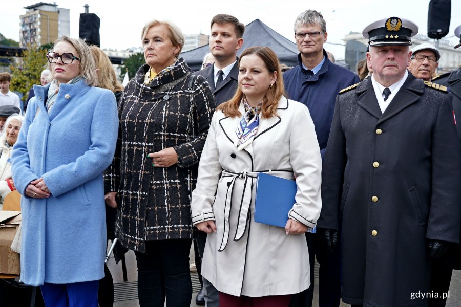 Od prawej: kmdr Wojciech Krysiak – komendant Portu Wojennego w Gdyni, wiceprezydent Gdyni Rafał Geremek, prezydent Aleksandra Kosiorek, Adam Labuhn - dyrektor biura poselskiego Rafała Siemaszki oraz radne Gdyni Teresa Bysewska i Agnieszka Tokarska podczas uroczystości upamiętniających 86. rocznicę pierwszych wysiedleń gdynian