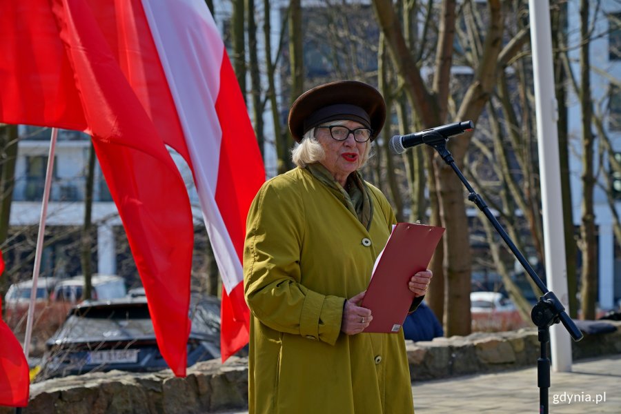 Barbara Pytko &ndash; prezes stowarzyszenia Gdyńska Rodzina Katyńska podczas uroczystości z okazji Dnia Pamięci Ofiar Zbrodni Katyńskiej na Cmentarzu Wojennym w Redłowie 