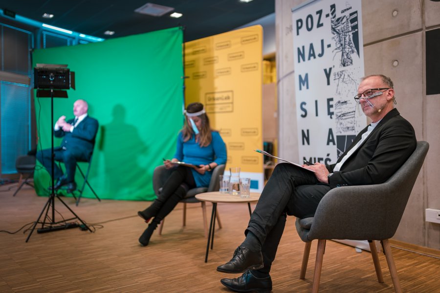 Wiceprezydent ds. innowacji Michał Guć oraz prowadząca konferencję, wicenaczelna Magazynu Miasta Martyna Obarska na konferencji Miasta Świadome // fot. Jacek Klejment