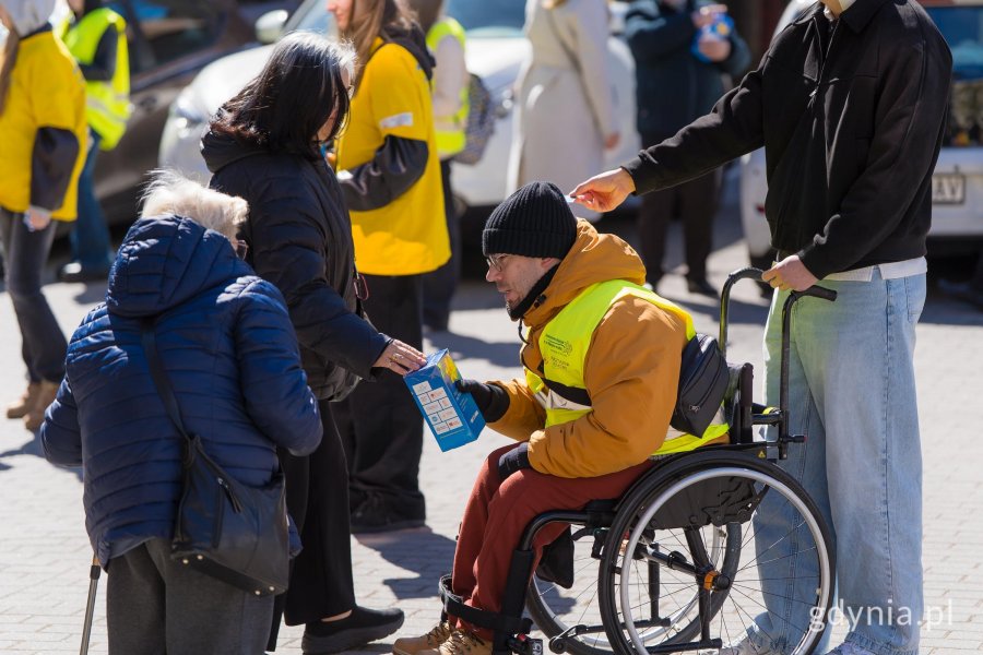 Wolontariusz na w&oacute;zku inwalidzkim zbiera pieniądze
