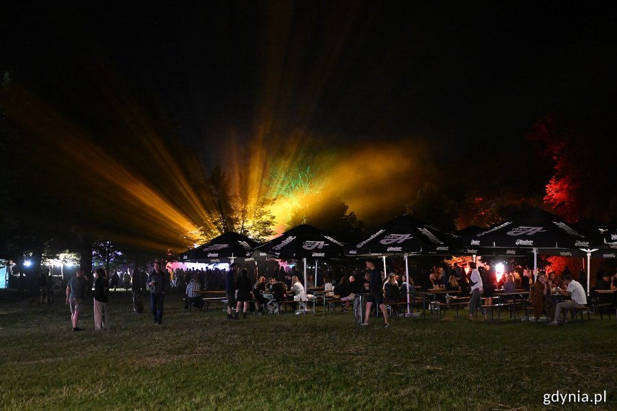 Rozświetlony park Kolibki podczas Globaltiki 