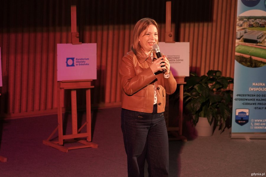 Wiceprezydentka Gdyni Oktawia Gorzeńska z mikrofonem