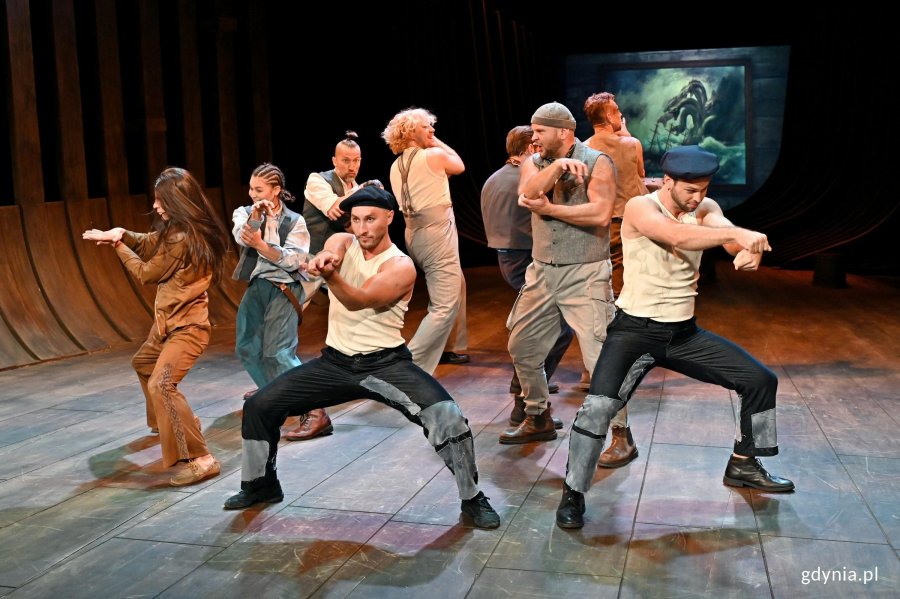 Zdjęcie z pr&oacute;by medialnej spektaklu &bdquo;Moby Dick&rdquo; w Teatrze Muzycznym w Gdyni. Scena zbiorowa
