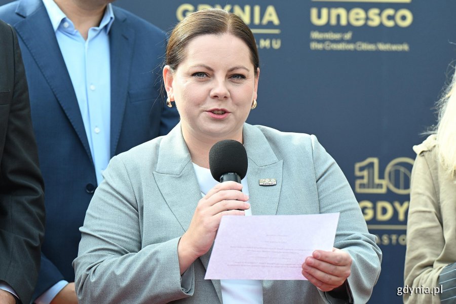 Prezydent Gdyni Aleksandra Kosiorek odczytuje preambułę listu intencyjnego 