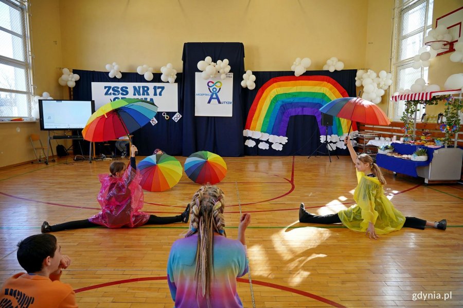 Uczennice ZSS 17 podczas występu tanecznego na uroczystości z okazji Światowego Dnia Świadomości Autyzmu 