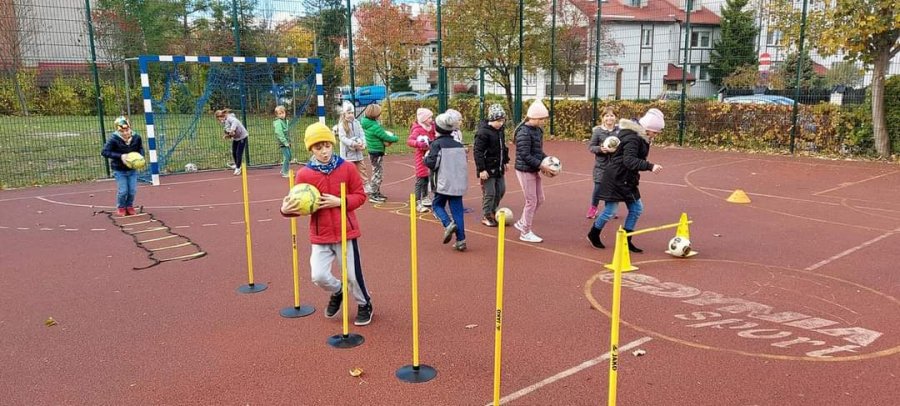 Dzieci ze Szkoły Podstawowej nr 45 ćwiczą na boisku szkolnym // fot. SP 45