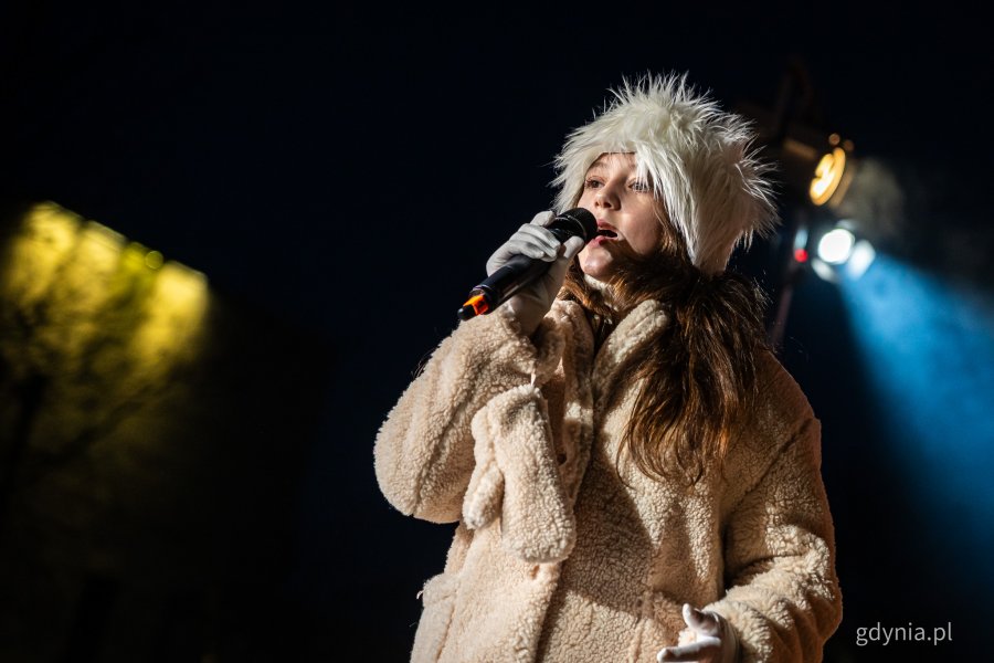 Występ wokalistki z Młodzieżowego Domu Kultury w Gdyni podczas gdyńskich mikołajek na placu Grunwaldzkim (fot. Kamil Złoch)