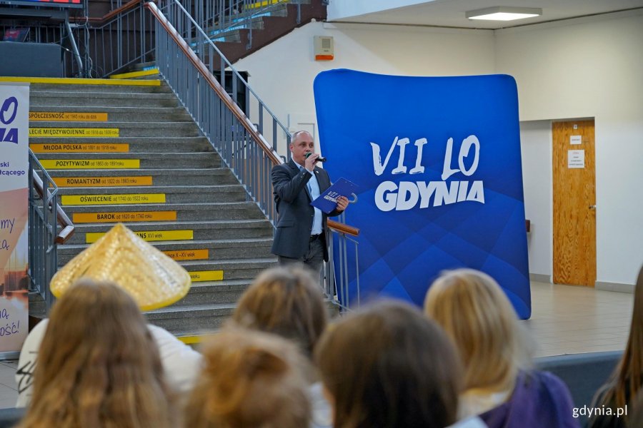 Marek Prusak, dyrektor VII Liceum w Gdyni, otwierający kongres &bdquo;Zdrowe Głowy&rdquo;