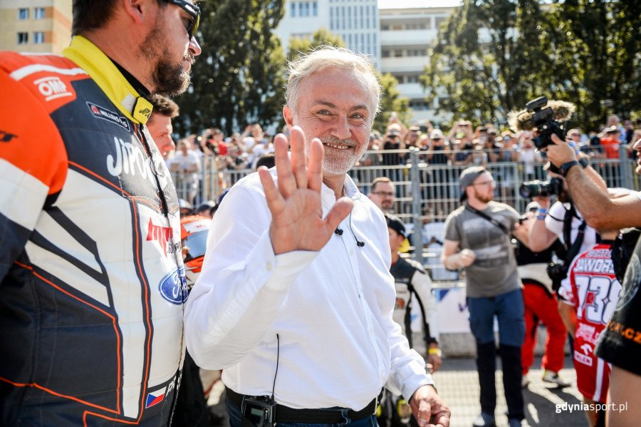 Gdynia znalazła się w centrum motoryzacyjnej Polski - wszystko za sprawą Verva Street Racing Gdynia 2019. Na zdjęciu Wojciech Szczurek, prezydent Gdyni // fot. Dawid Linkowski