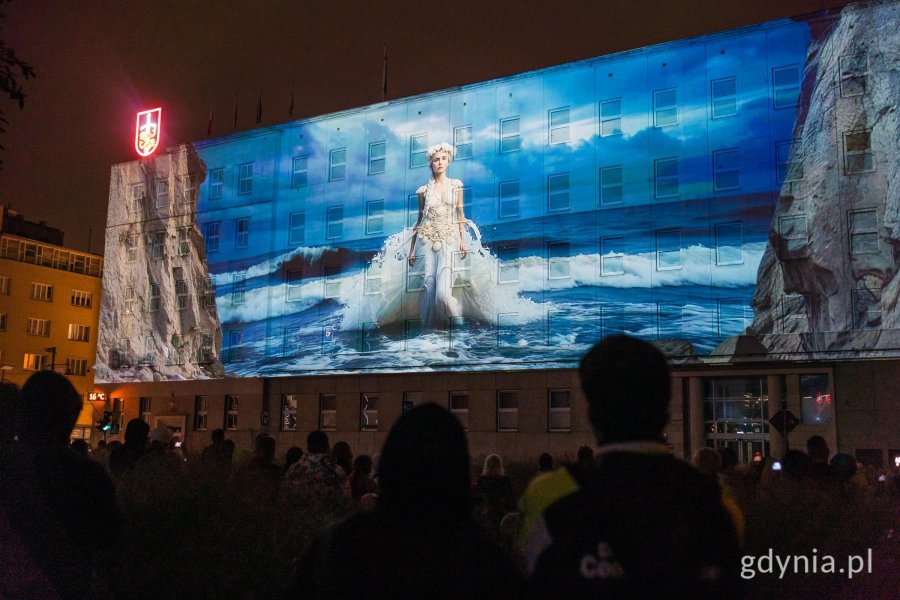 &bdquo;Zaczęło się  od morza. Baśniowa opowieść o Gdyni&rdquo;, video mapping na fasadzie urzędu miasta i widzowie