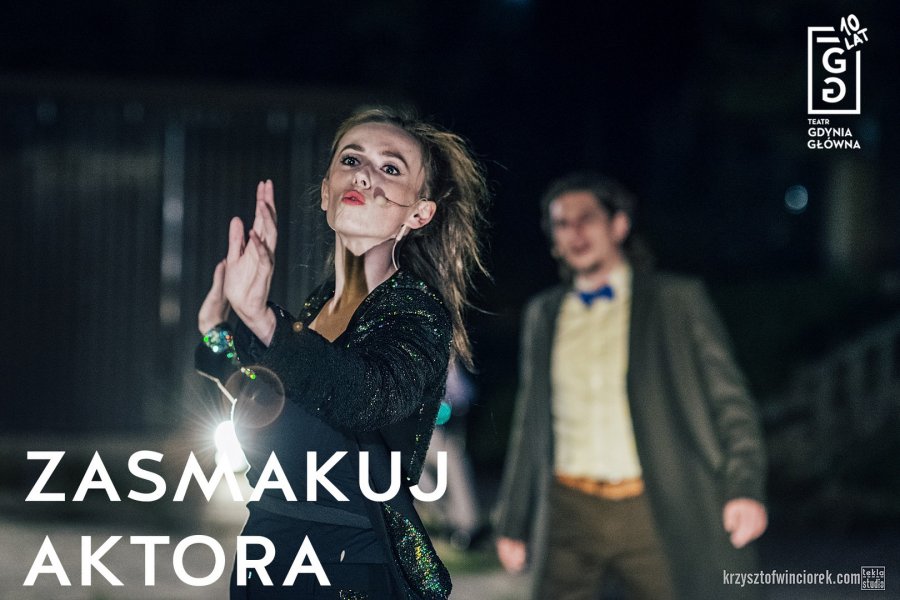 Grafika promująca wydarzenie Jubileusz 10-lecia Teatru Gdynia Główna. "Zasmakuj aktora". Na pierwszym planie aktorka podczas odtwarzania roli. W tle aktor w płaszczu i białej koszuli. W prawym górnym rogu logo Teatru Gdynia Główna.