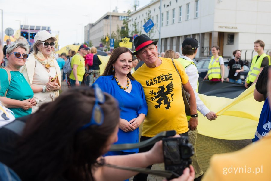 Prezydent Aleksandra Kosiorek z mieszkańcami Kaszub pozuje do zdjęcia