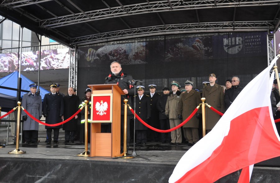 Sztandar dla Komendy Straży Pożarnej w Gdyni. Na zdjęciu prezydent Gdyni, Wojciech Szczurek.