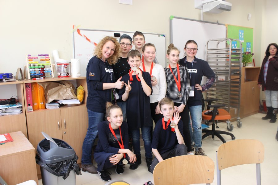 Dzieci z nauczycielką i medalami w sali szkolnej // fot. SP 47